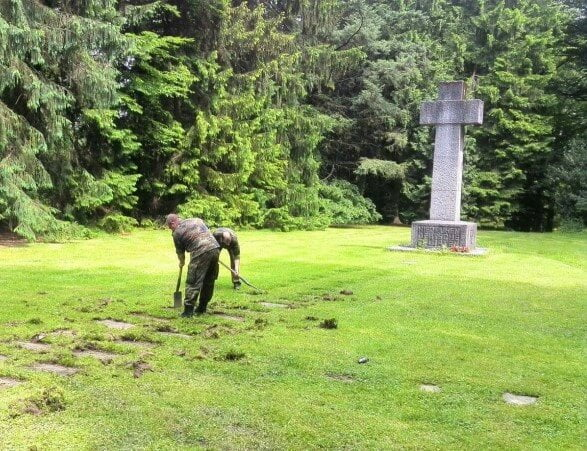 Mitglieder bei Pflegearbeiten am Steinhochkreuz