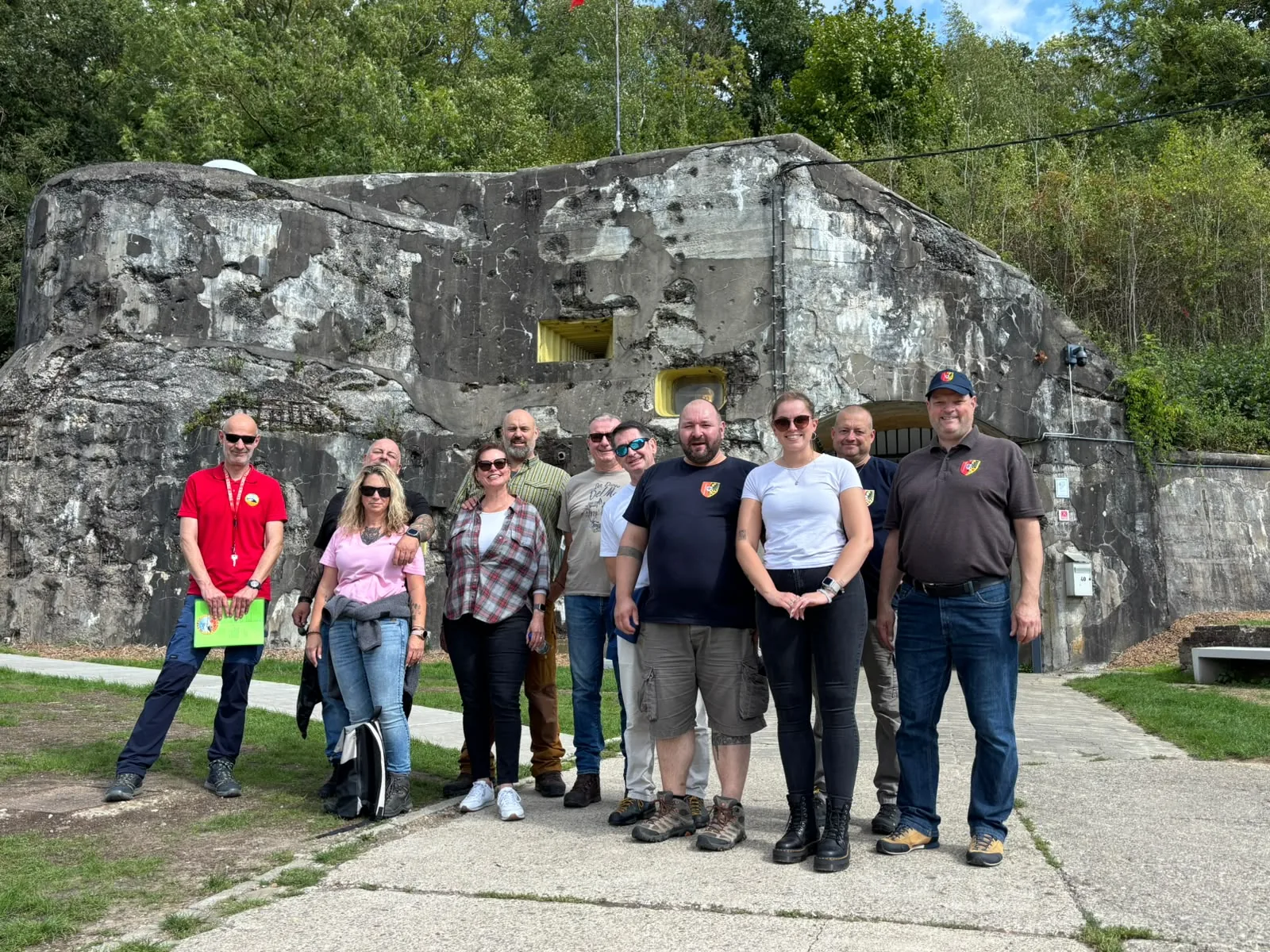 Teilnehmende der RSVA Aachen vor dem Fort Eben-Emael