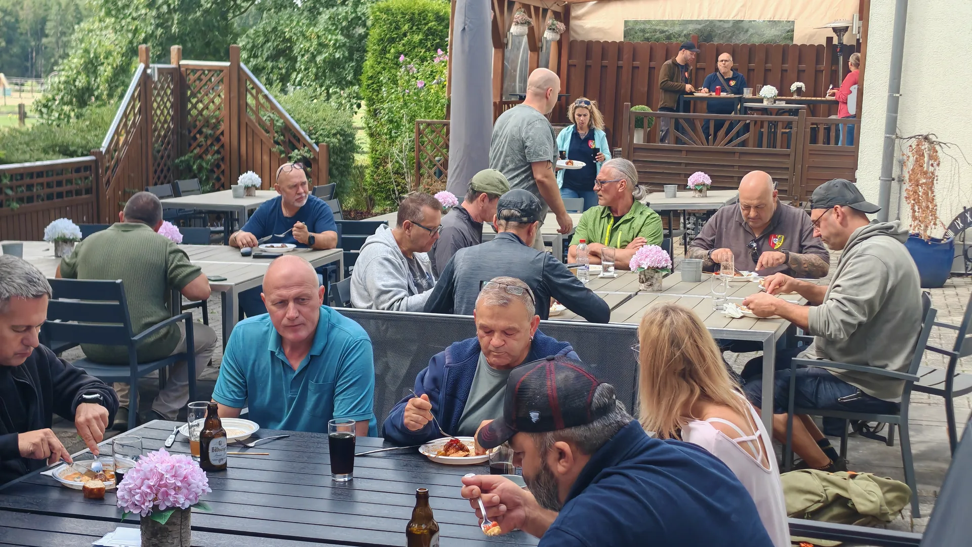 Mitglieder und Gäste beim gemeinsamen Essen auf dem Sommerfest